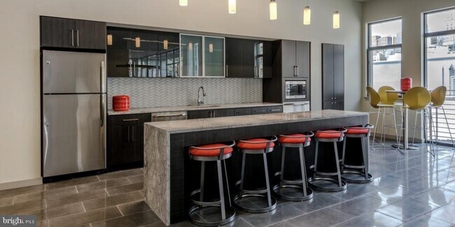 Foto del edificio - Chic Loft-Style 1-Bedroom Oasis in the Hea...