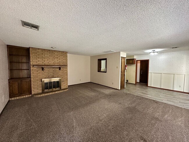 Foto del edificio - For Rent: Spacious 3 Bed, 2 Bath Duplex in...