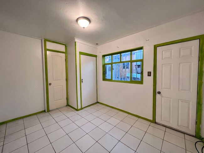 Building Photo - Central Studio Apartment