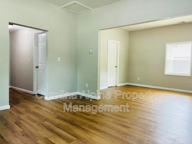 Building Photo - 611 S Mountain St