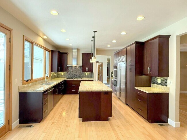 Foto del edificio - Sprawling ranch home located in highly des...