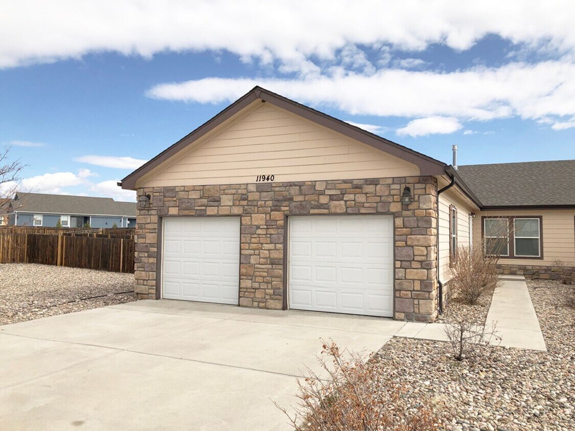 Primary Photo - One Level Rancher 3 Bed 2 Bath 2 Car Garage