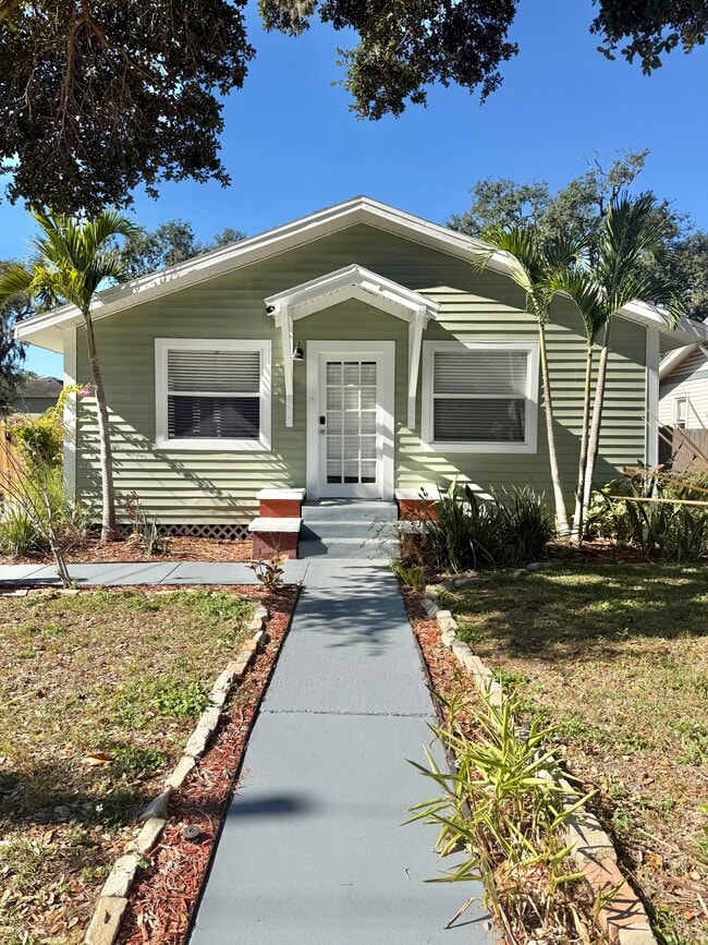 Building Photo - 5904 N Eustace Ave