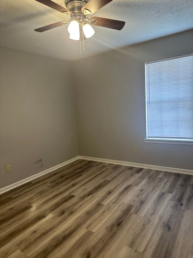 Building Photo - 508 Village Cove