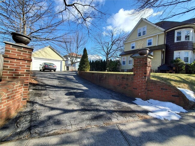 Building Photo - 33 Carnation Ave