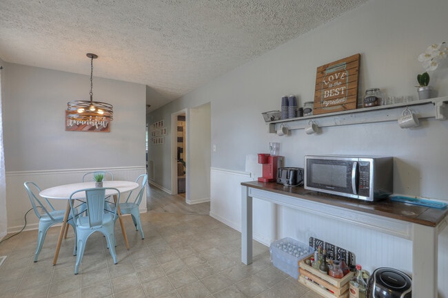 Building Photo - 307 Sunset Trail