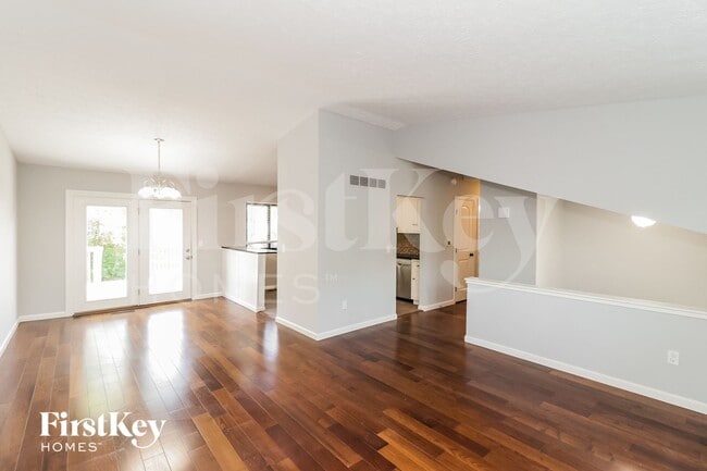 Foto del edificio - 5571 Creekwood Cir