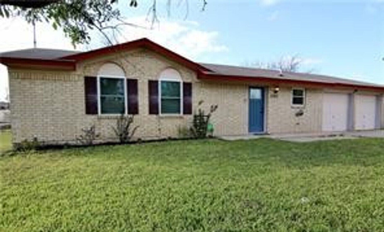 Foto principal - 3-bedroom 2-bathroom home on a corner lot!