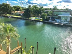 Building Photo - 9940 W Bay Harbor Dr