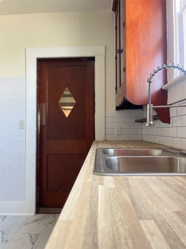 Foto del edificio - 1402 Winnie St