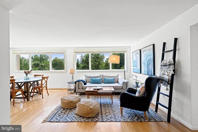 Foto del edificio - 4720 Chevy Chase Dr