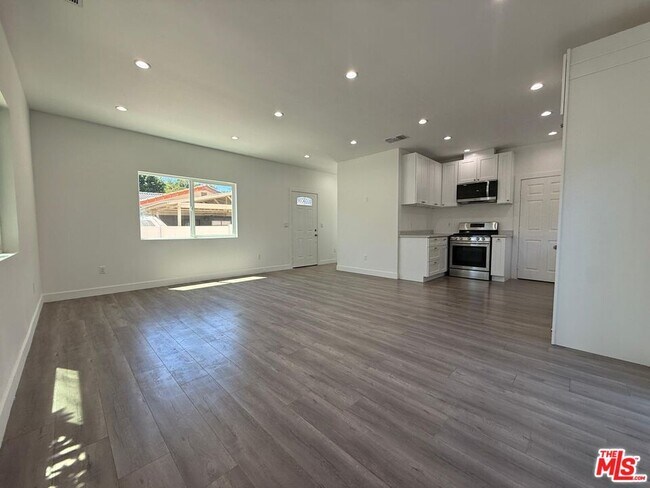 Foto del edificio - 6744 Radford Ave