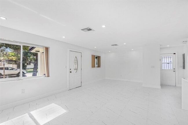 Foto del edificio - 2901 SW 92nd Ave