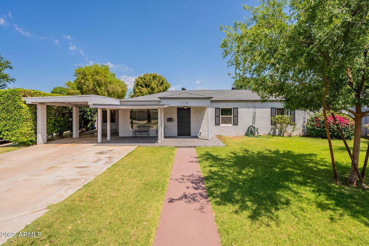 Foto principal - 1116 E Fern Dr N