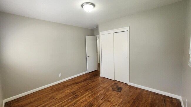 Foto del edificio - Spacious 3-Bedroom Ranch on Oversized Lot Near Manchester & 141 with Finished Basement