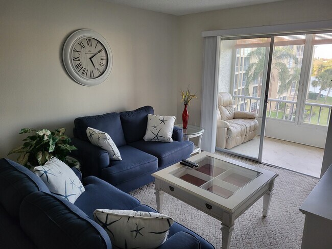 Sala de estar que da a un porche cerrado. - 3943 Lake Bayshore Dr
