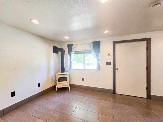 Building Photo - Charming Studio