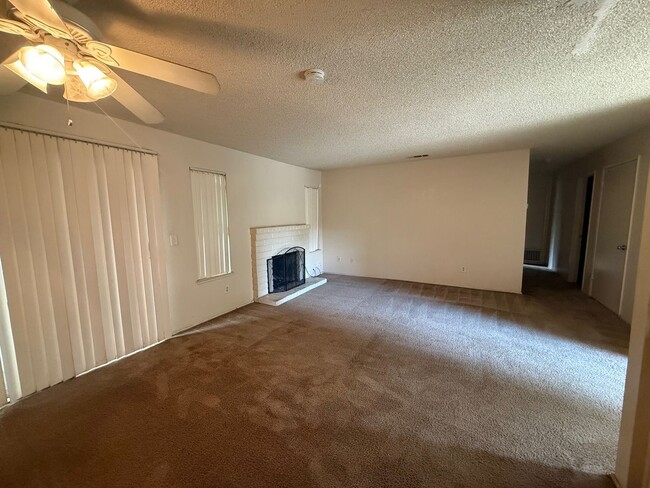 Building Photo - 2 Bed, 1 Bath Home with 1-Car Garage in Qu...