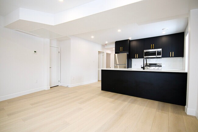 Photo du bâtiment - Gorgeous Two-Bedroom Unit In Family Neighborhood