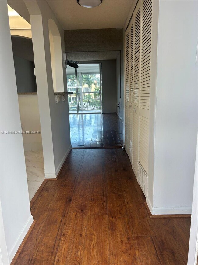 Foto del edificio - 6750 Royal Palm Blvd