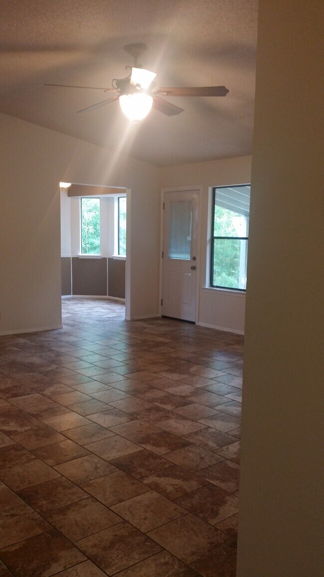 Foto del edificio - 7202 Silvermine Dr