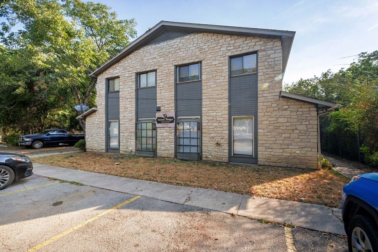 Primary Photo - Charming 2-Story Townhouse Apartment in Lo...