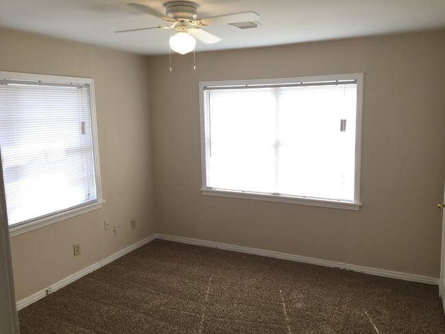 House - 2.º dormitorio - 7547-7551 Morley St