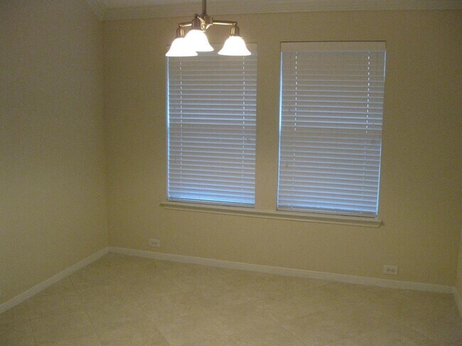 Building Photo - 2603 Courtyard Ln