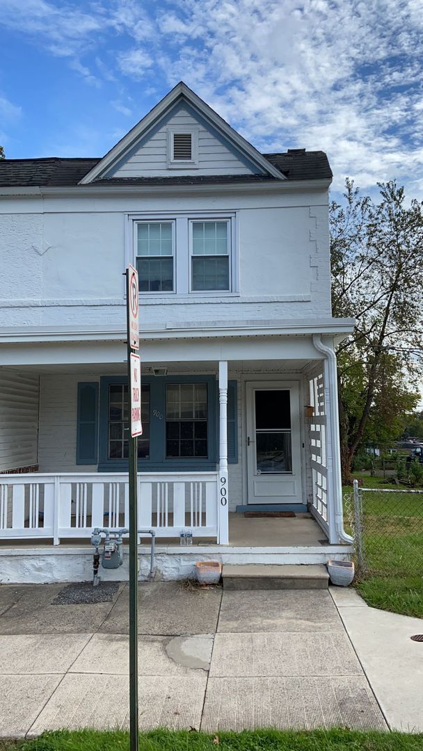 Building Photo - 900 Haws Ave