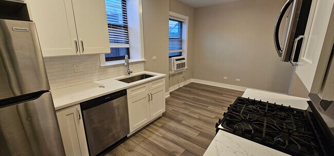 Building Photo - 3929 N Janssen Ave