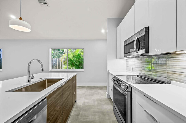 Foto del edificio - 828 NE 17th Way