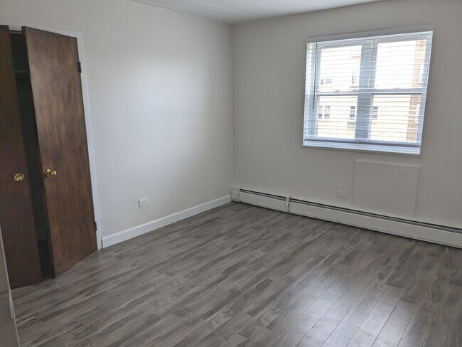 Foto del edificio - 6160 N Damen Ave