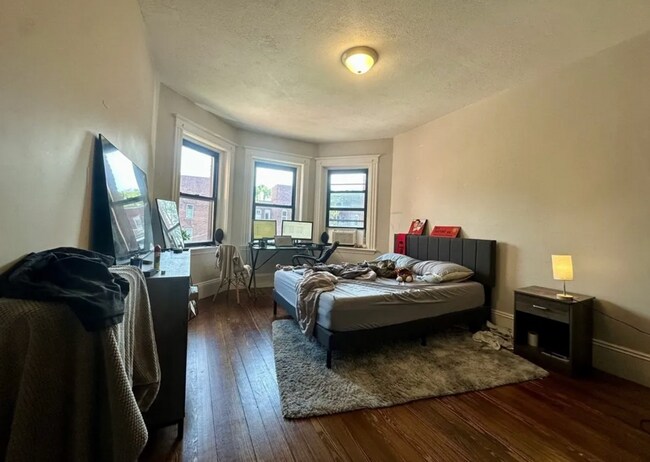 Foto del edificio - 1402 Beacon St