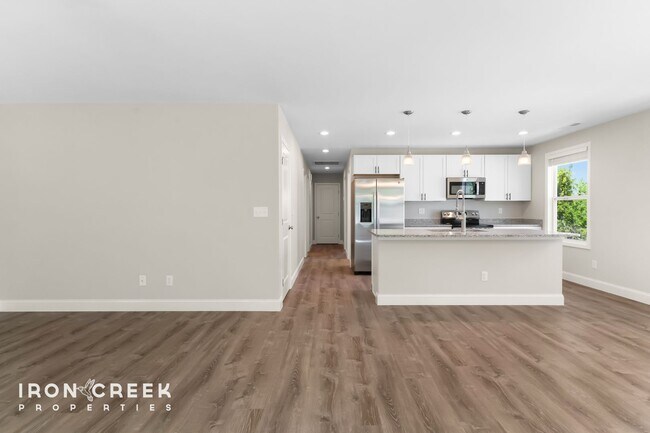 Foto del edificio - Bright and Modern: Brand New Three-Bedroom...