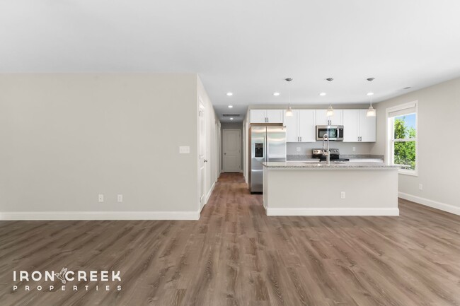 Foto del edificio - Bright and Modern: New Construction Three-...
