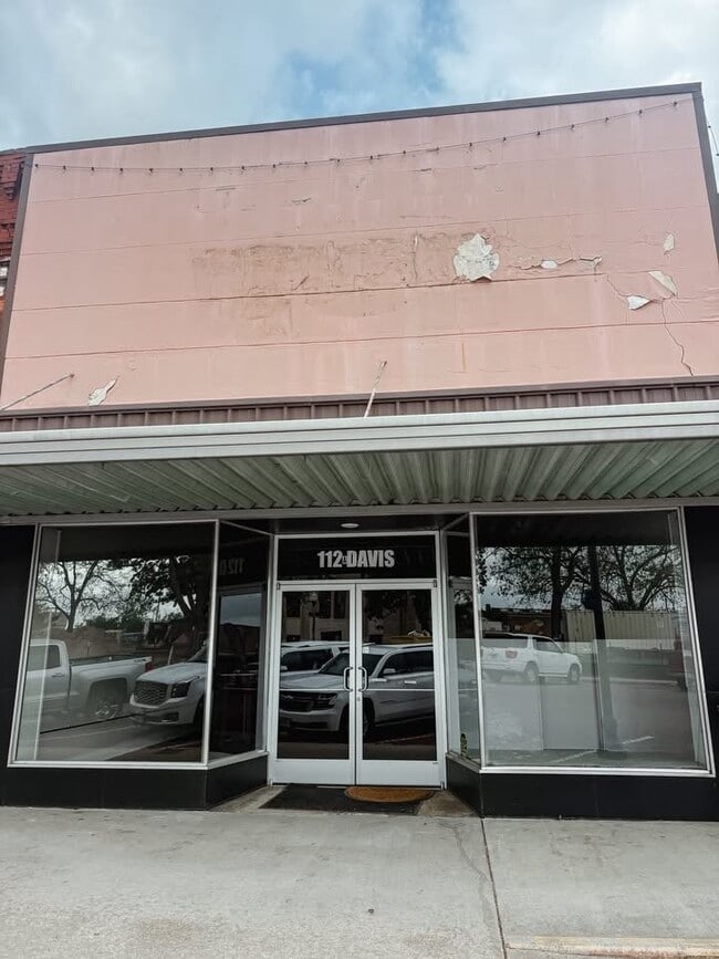 Building Photo - 112 Davis St