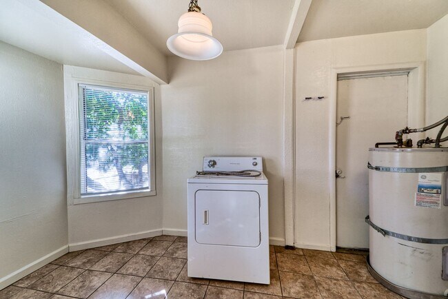 Foto del edificio - Cozy 1-Bedroom Home with Fenced Yard Near ...
