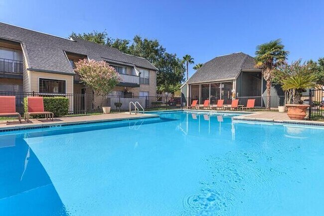 Foto del edificio - 2139 Lake Hills Dr