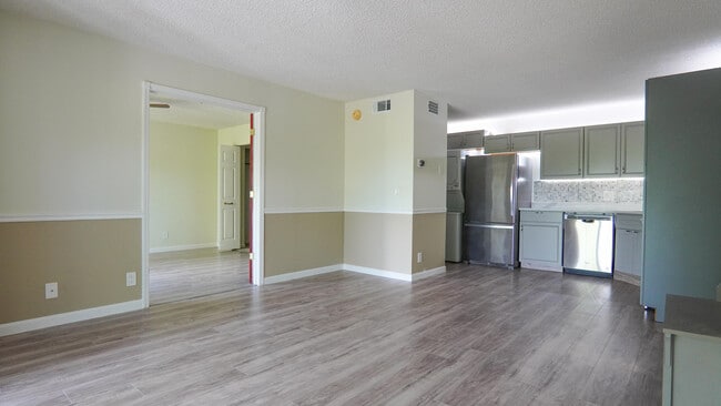 Building Photo - 1112 Green Pine Blvd