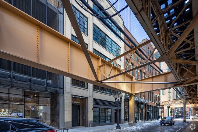 Foto del edificio - 223 W Lake St