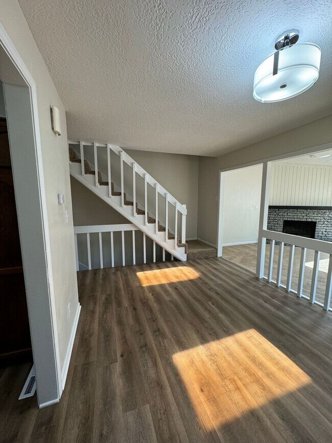 Building Photo - Huge 3/3 duplex in Blue Springs