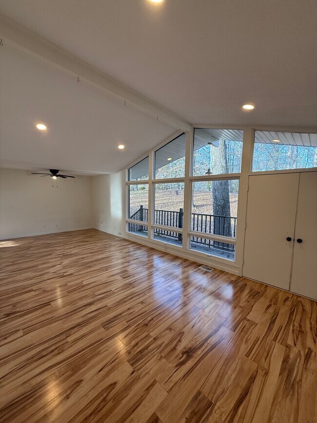 Foto del edificio - 323 Forrest Glen Rd