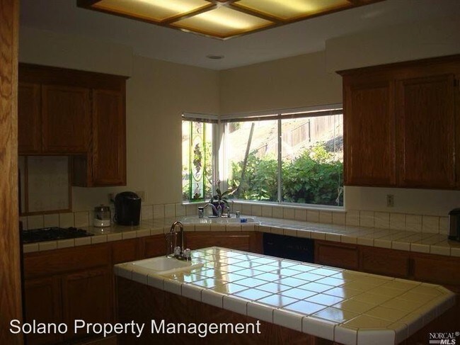 Building Photo - 5 br, 3 bath House - 2061 Hillridge Dr.