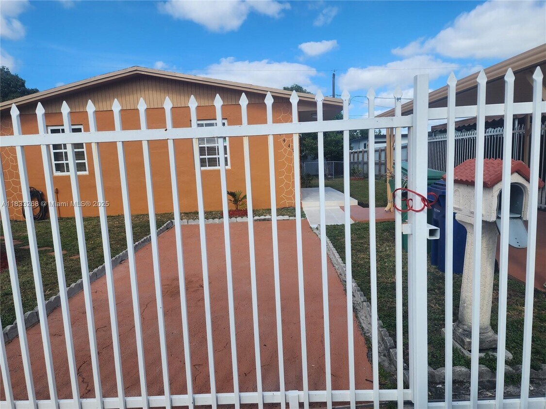 Foto principal - 4447 NW 169th Terrace