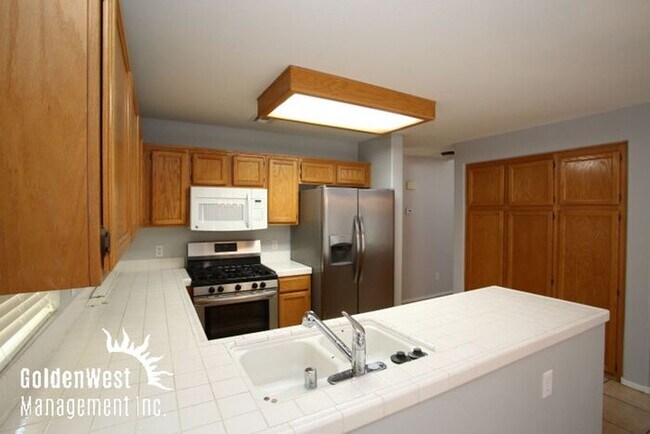Foto del edificio - Newly Remodeled 3Bdm 2.5 Ba Home with Huge...
