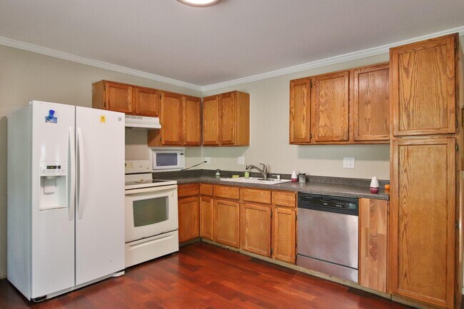 Foto del edificio - 2475 Hemlock Ln N