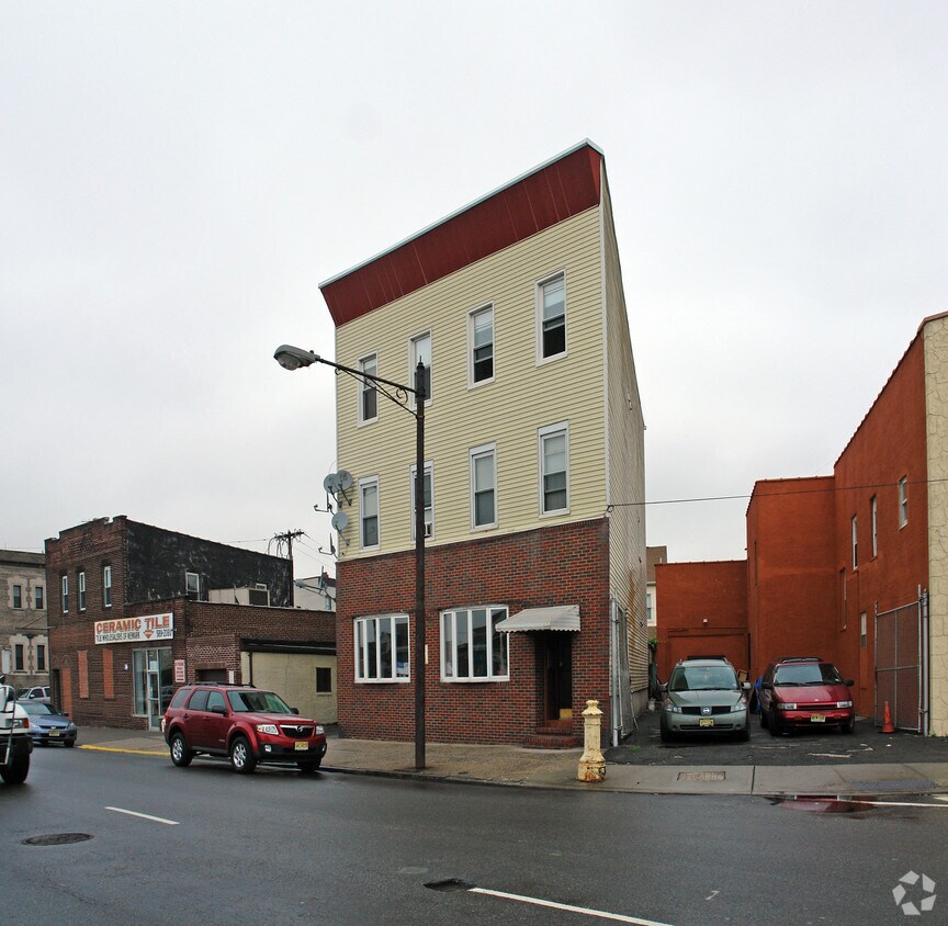 Building Photo - 663 Market St