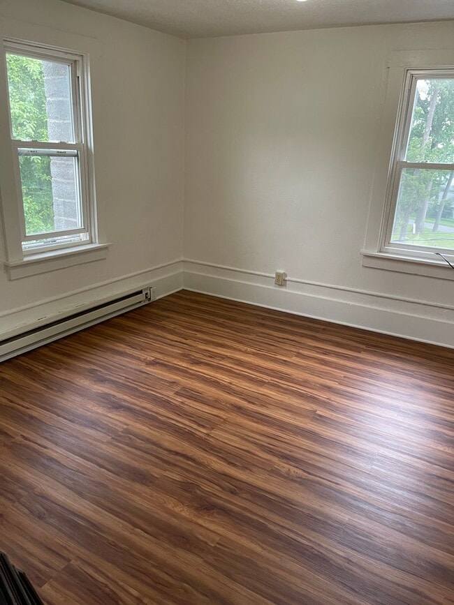 Building Photo - 135 Whiterock Ave