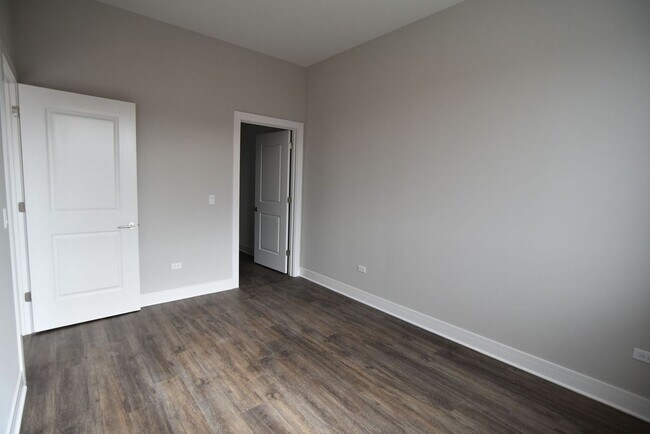 Foto del edificio - 927 W Irving Park Rd