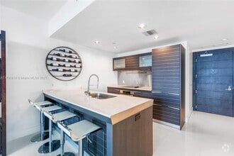 Building Photo - 200 Biscayne Blvd Way